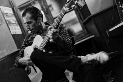 Angelo Debarre. dans un bar
